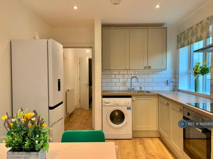 3 Bedroom Flat To Rent In Wightman Road, London, N8