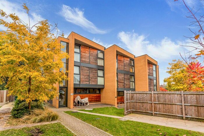 2 Bedroom Flat To Rent In Raymond House, Old Park Road, Palmers Green, N13