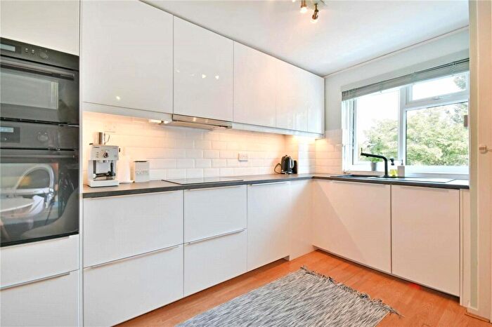 3 Bedroom Flat To Rent In Granville Road, Childs Hill, NW2