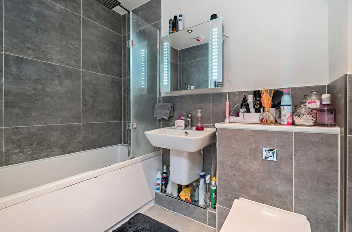 2 Bedroom Apartment For Sale In Tempus Court, Bellfield Road, High Wycombe, HP13