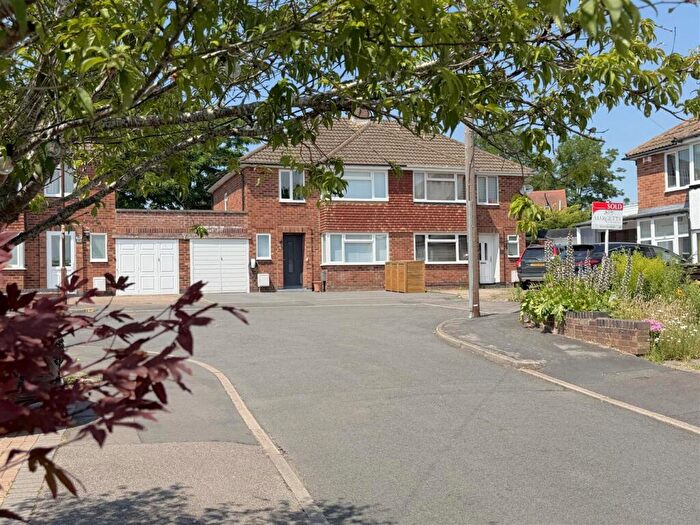 3 Bedroom Semi-Detached House For Sale In Highlands Close, Warwick, CV34