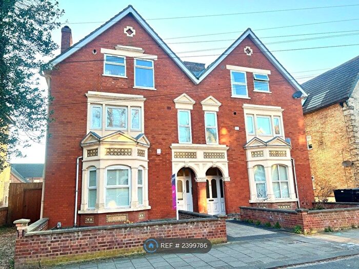 2 Bedroom Flat To Rent In Chaucer Road, Bedford, MK40