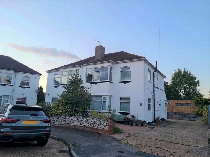 2 Bedroom Flat To Rent In Michael Gardens, Hornchurch, Essex, RM11