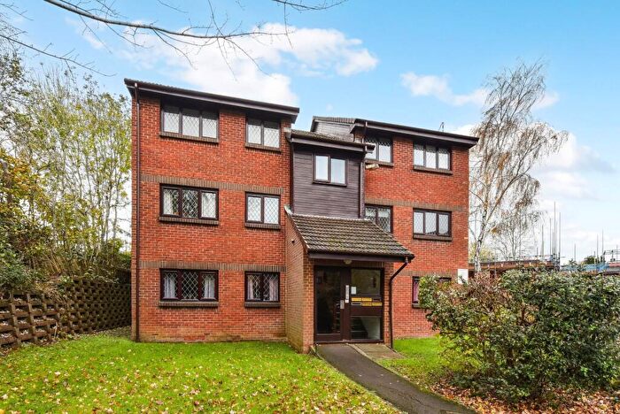 2 Bedroom Flat For Sale In Drum Mead, Petersfield, Hants, GU32