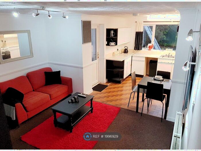 6 Bedroom Semi-Detached House To Rent In Staple Hill Road, Bristol, BS16