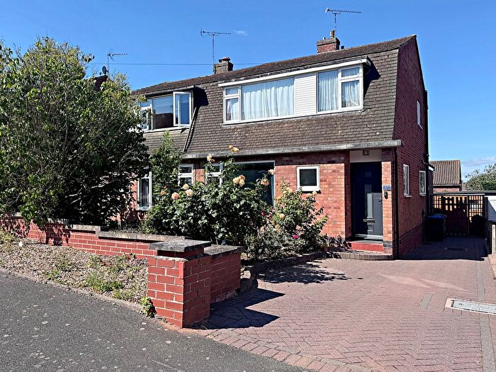 3 Bedroom Semi-Detached House For Sale In Lunn Avenue, Kenilworth, CV8