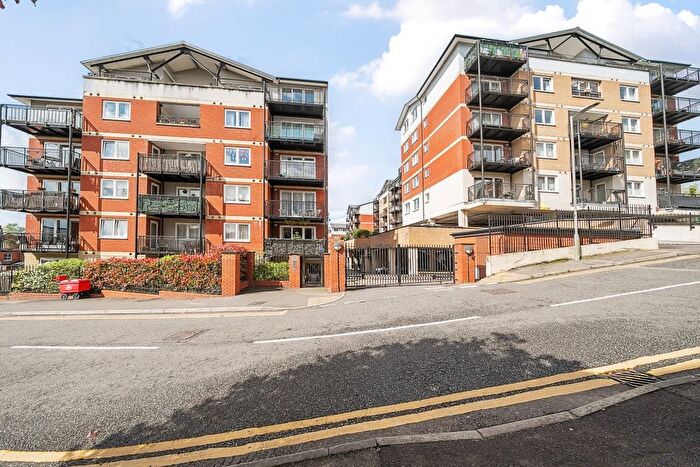 3 Bedroom Flat To Rent In Penn Place, Northway, Rickmansworth, WD3