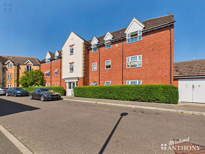 2 Bedroom Flat For Sale In Hancock Close, Aylesbury, HP21
