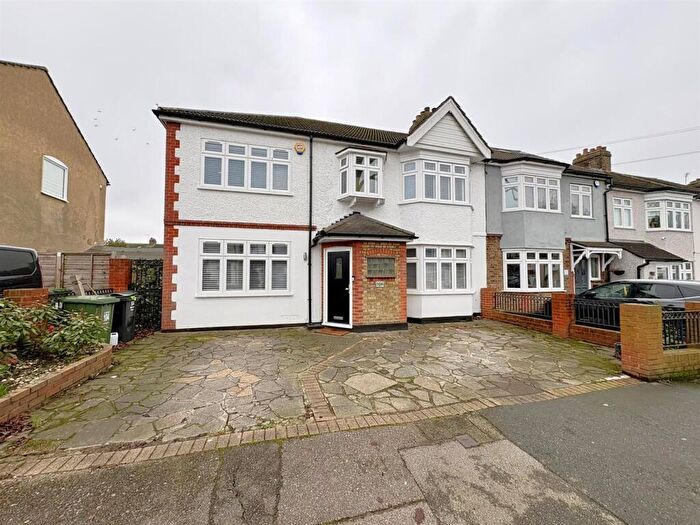 4 Bedroom End Of Terrace House For Sale In Hillcrest Road, Hornchurch, RM11