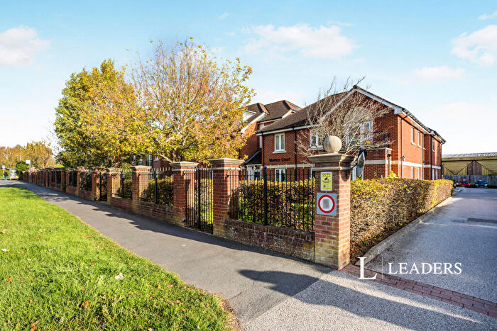 2 Bedroom Flat To Rent In Kings Road, Horsham, West Sussex, RH13