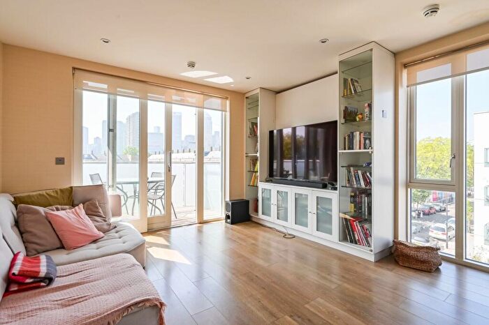 3 Bedroom Flat To Rent In Cordelia Street, Tower Hamlets, London, E14