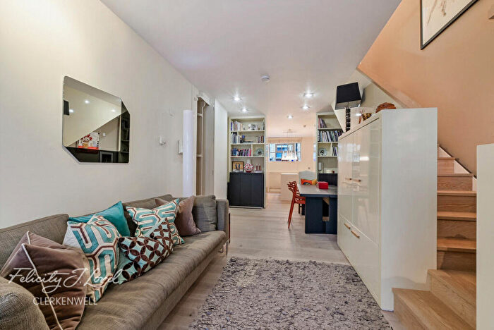2 Bedroom Apartment To Rent In Dallington Square, London, EC1V