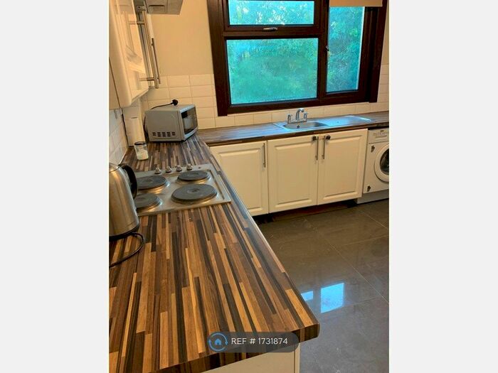 2 Bedroom Flat To Rent In Mundon Gardens, Essex, IG1