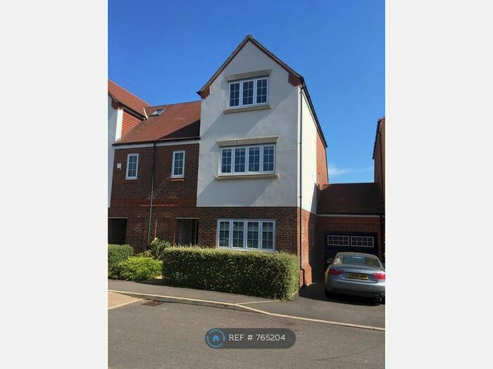 4 Bedroom Semi-Detached House To Rent In Mortimer Crescent, Kings Park, St. Albans, AL3