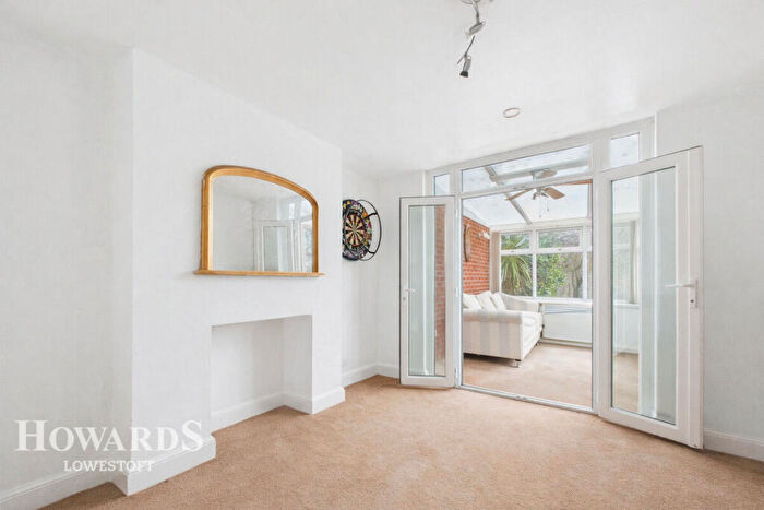 4 Bedroom Semi Detached House For Sale In Oulton Road North, Oulton, NR32