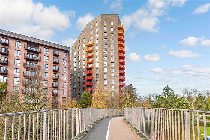 2 Bedroom Flat For Sale In Waterhouse Avenue, Maidstone, Kent, ME14