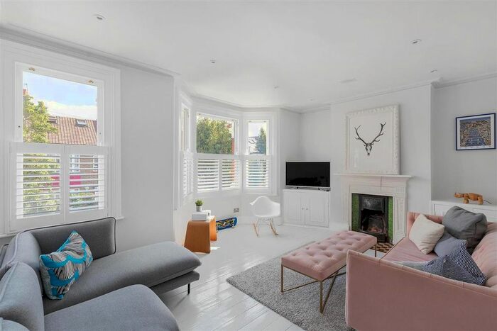 3 Bedroom Flat To Rent In Kenyon Street, Fulham, London, SW6