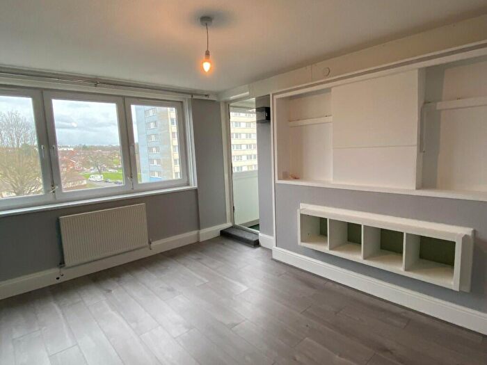 2 Bedroom Flat To Rent In International Way, Southampton, Hampshire, SO19