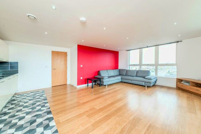 2 Bedroom Flat To Rent In Railway Terrace, Slough, SL2