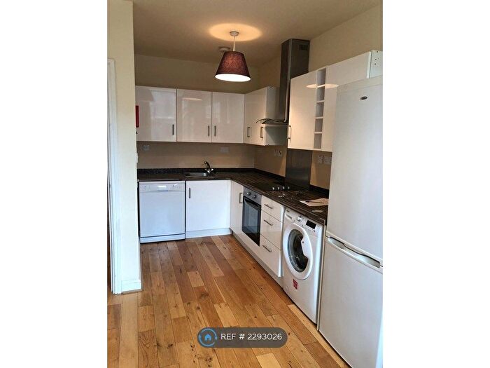3 Bedroom Flat To Rent In Hornsey Road, London, N7