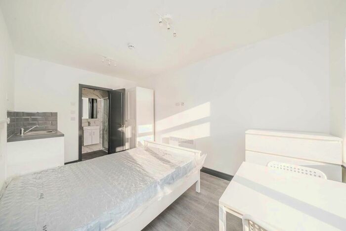 Studio To Rent In Wellington Avenue, Hounslow, TW3