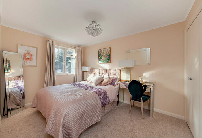 4 Bedroom Detached House To Rent In Alice Thompson Presents This Bedroom House In Weybridge, KT13