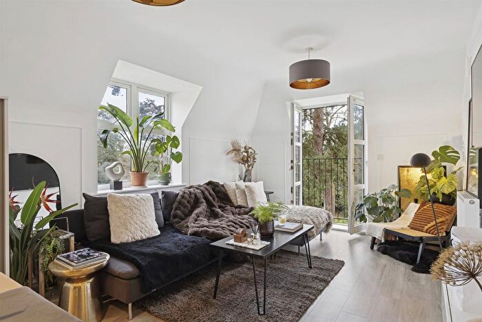 2 Bedroom Flat For Sale In Queenswood Crescent, Englefield Green, TW20