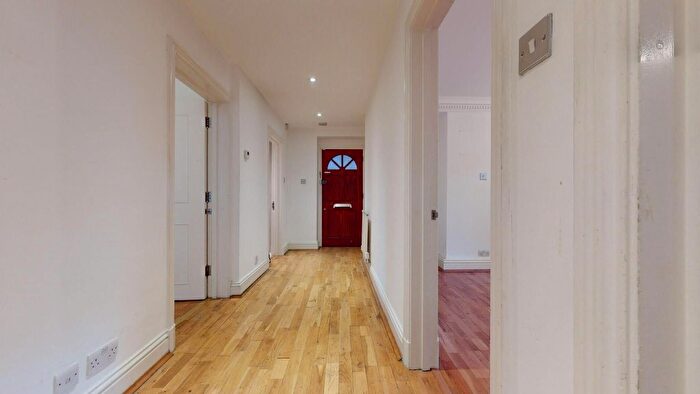 2 Bedroom Flat To Rent In Albert Terrace, London, NW1