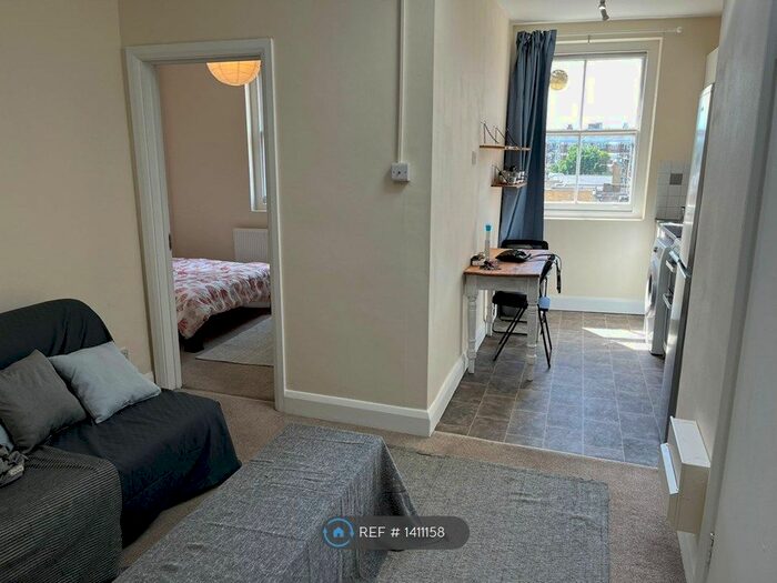 2 Bedroom Flat To Rent In Uxbridge Road, London, W12
