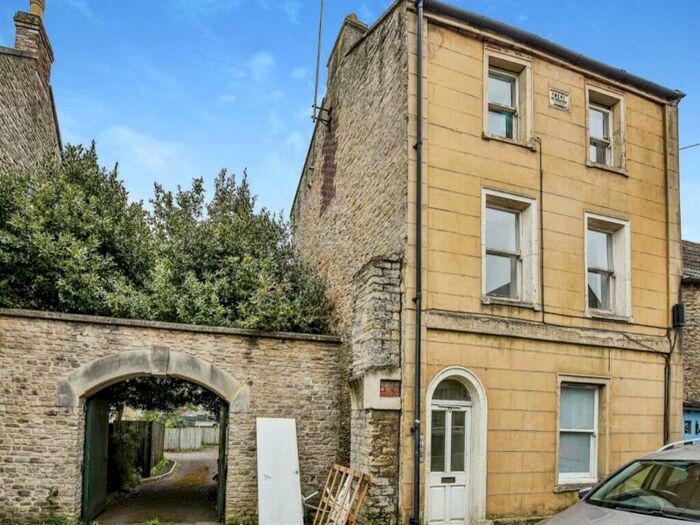 2 Bedroom Flat To Rent In Selwood Road, Frome, Somerset, BA11