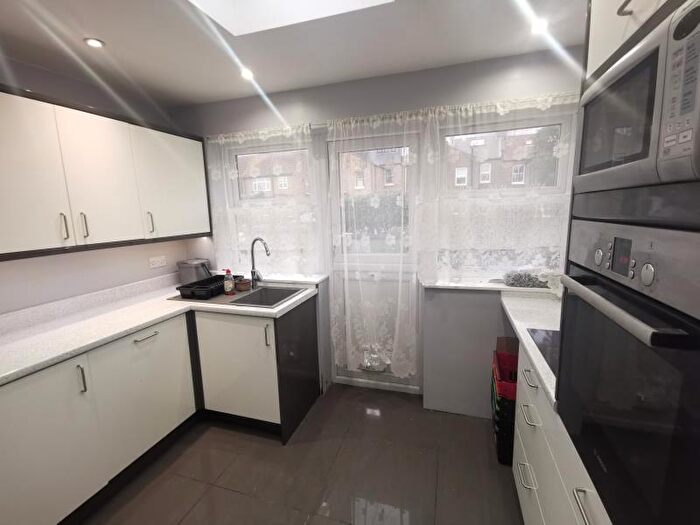3 Bedroom Flat To Rent In Glenville Avenue, Enfield, EN2