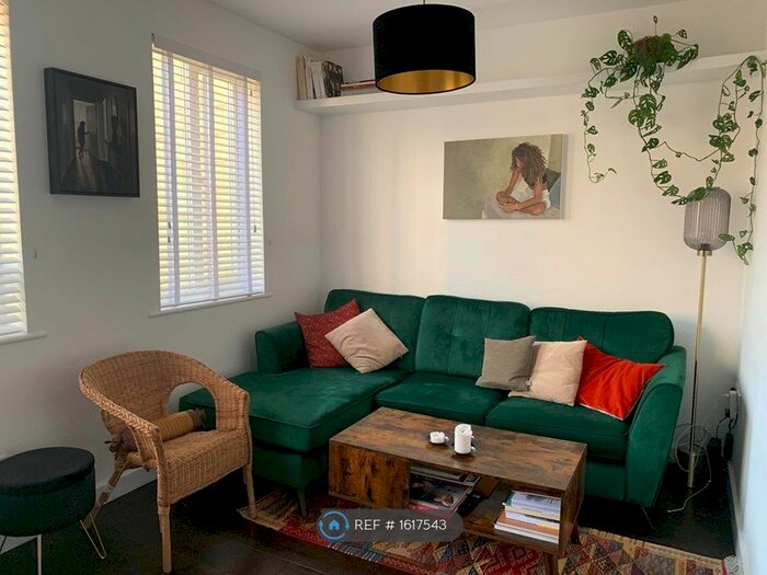 2 Bedroom Flat To Rent In Holly Street, London, E8