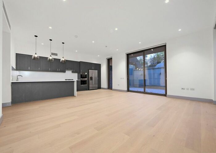 3 Bedroom Flat To Rent In Carlton Road, London, W5