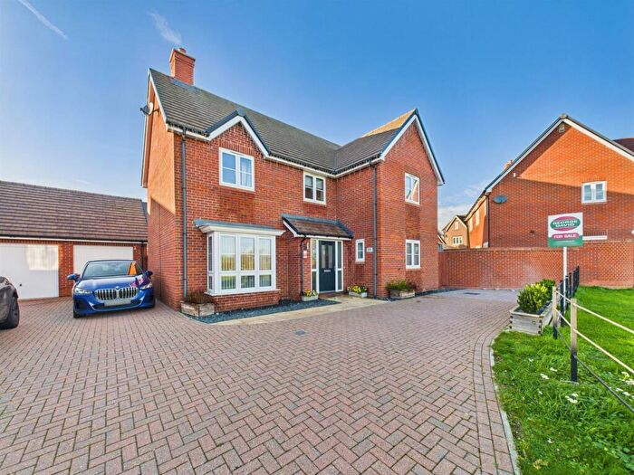 4 Bedroom Detached House For Sale In D'arcy Close, Berryfields, Aylesbury, HP18