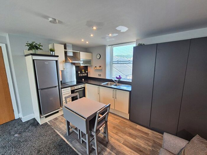 1 Bedroom Flat To Rent In Textile Street, Dewsbury, West Yorkshire, WF13