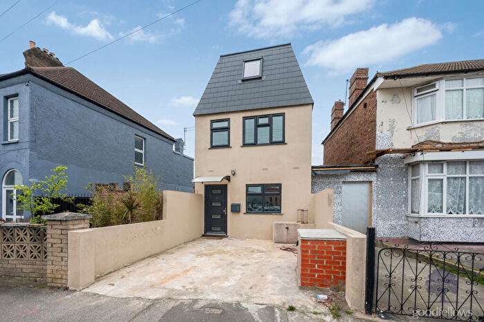 4 Bedroom Detached House To Rent In Bond Road, Mitcham, CR4