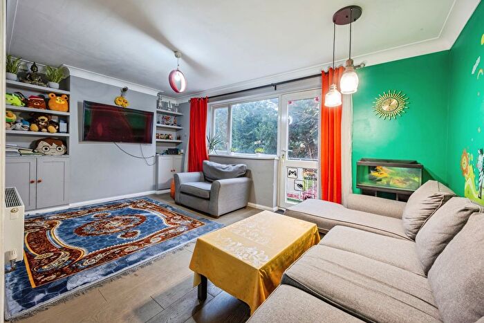 2 Bedroom Maisonette For Sale In Dorset Gardens, Mitcham, CR4