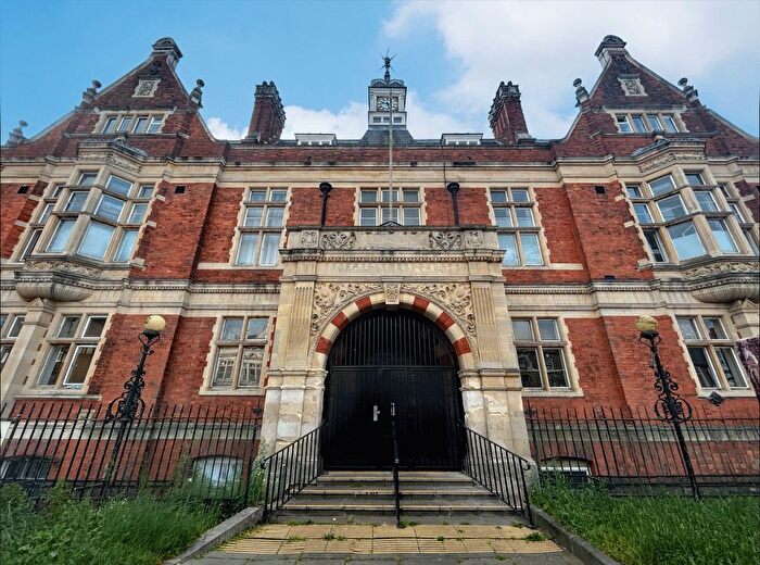 5 Bedroom Flat For Sale In Flats, Amp;, - East Street, Barking, Greater London, IG11