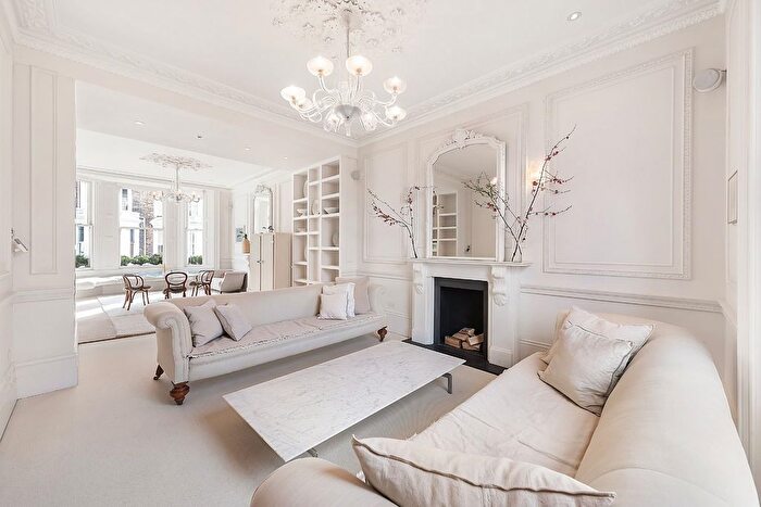3 Bedroom Flat To Rent In Stafford Terrace, Kensington, W8