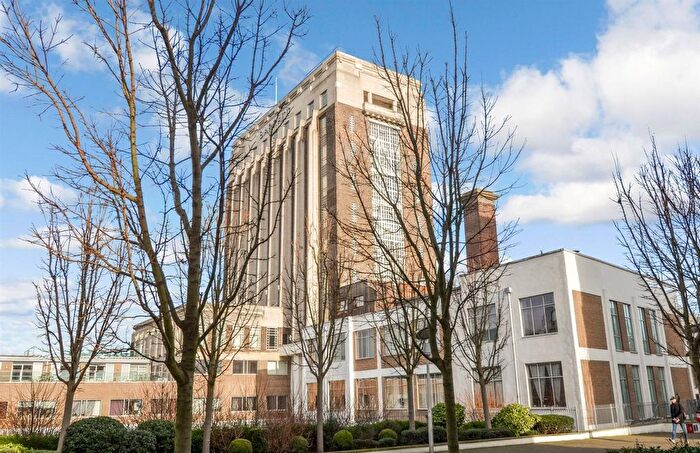 2 Bedroom Flat To Rent In Great West Road, Brentford, TW8