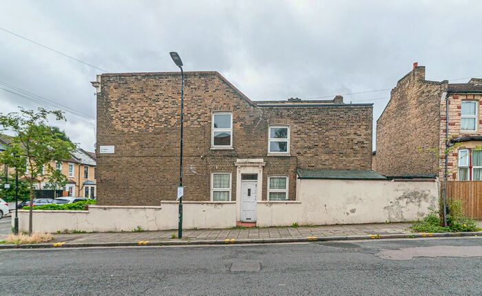 2 Bedroom Maisonette To Rent In Clifden Road, London, E5