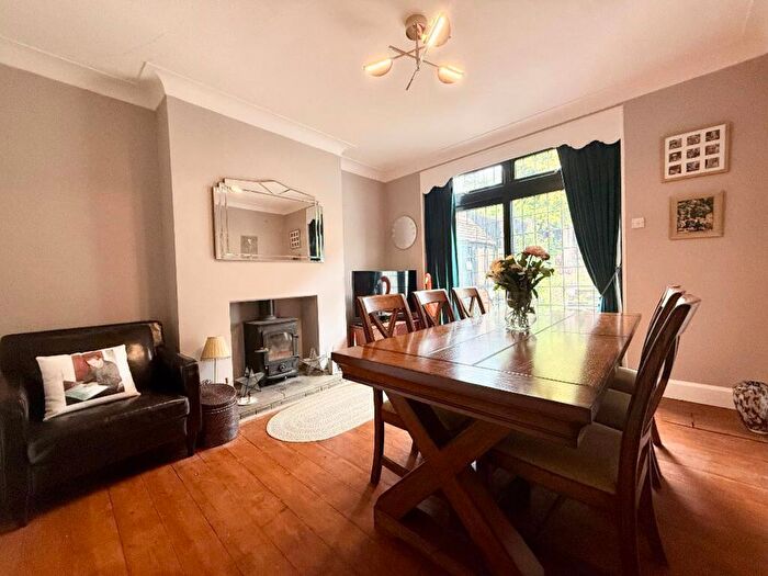 3 Bedroom Detached House For Sale In Elmwood Crescent, Luton, LU2