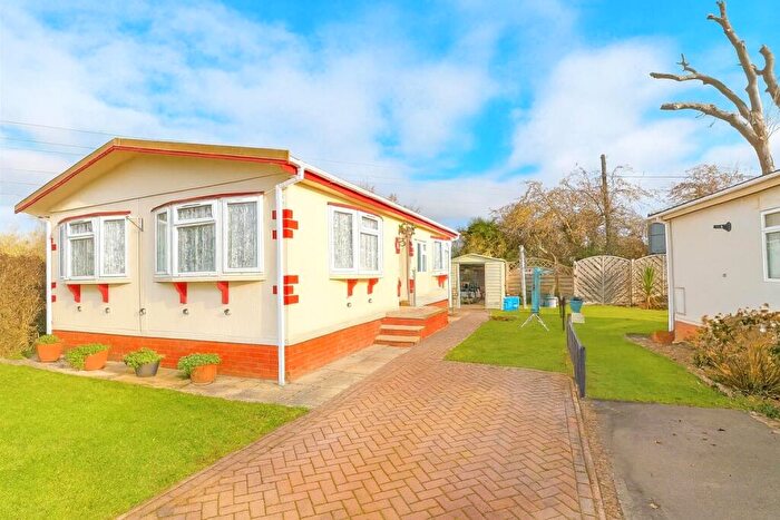 2 Bedroom Park Home For Sale In Hillcrest Caravan Site, Manor Road, LU1