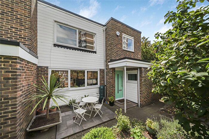 3 Bedroom End Terrace House For Sale In Broom Park, Teddington, TW11