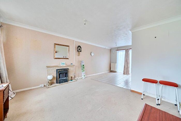3 Bedroom End Of Terrace House For Sale In St. Marys Green, Kennington, Ashford, TN24 - Photo 5