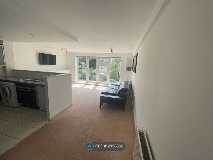 2 Bedroom Flat To Rent In Poynders Road, London, SW4