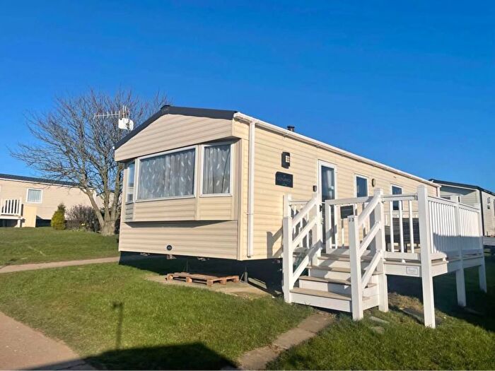 2 Bedroom Mobile/park Home For Sale In Cayton, Scarborough, YO11