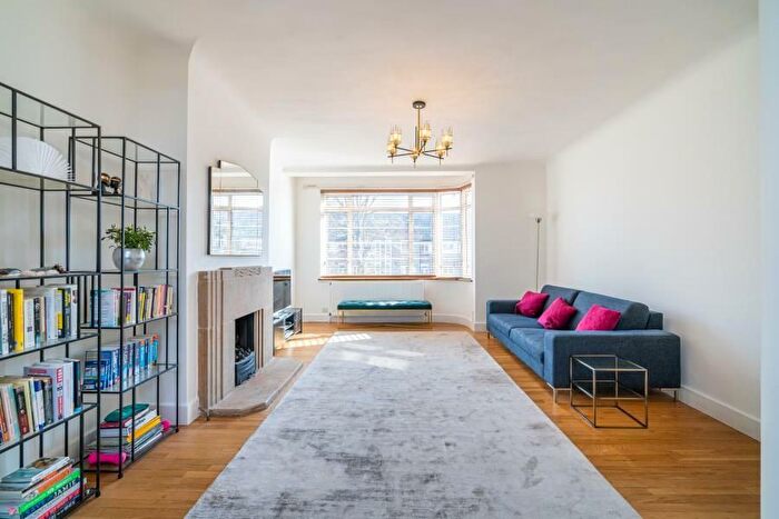 3 Bedroom Flat To Rent In Cleveland Road, London, W13