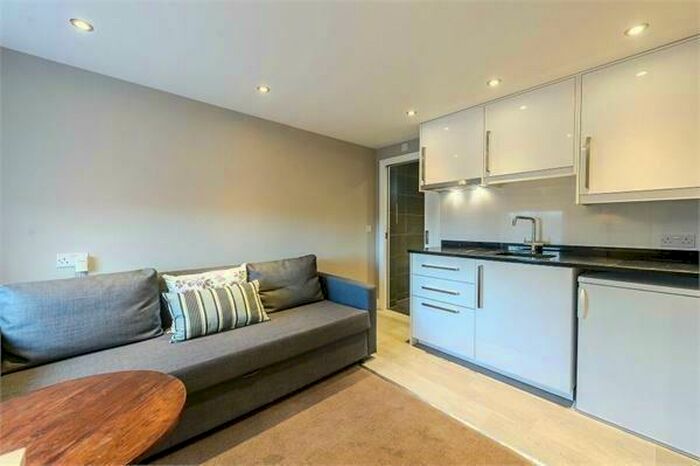 Flat To Rent In Willesden, London, NW10