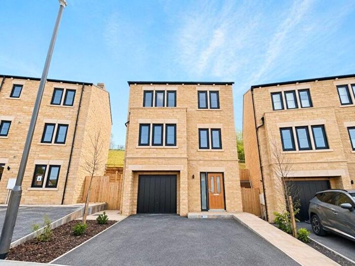 4 Bedroom Detached House For Sale In Hadfield, Glossop, SK13